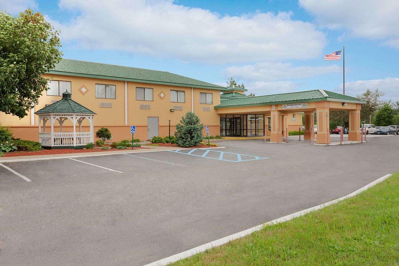Hotel Baymont By Wyndham Latham Albany Airport Exterior foto